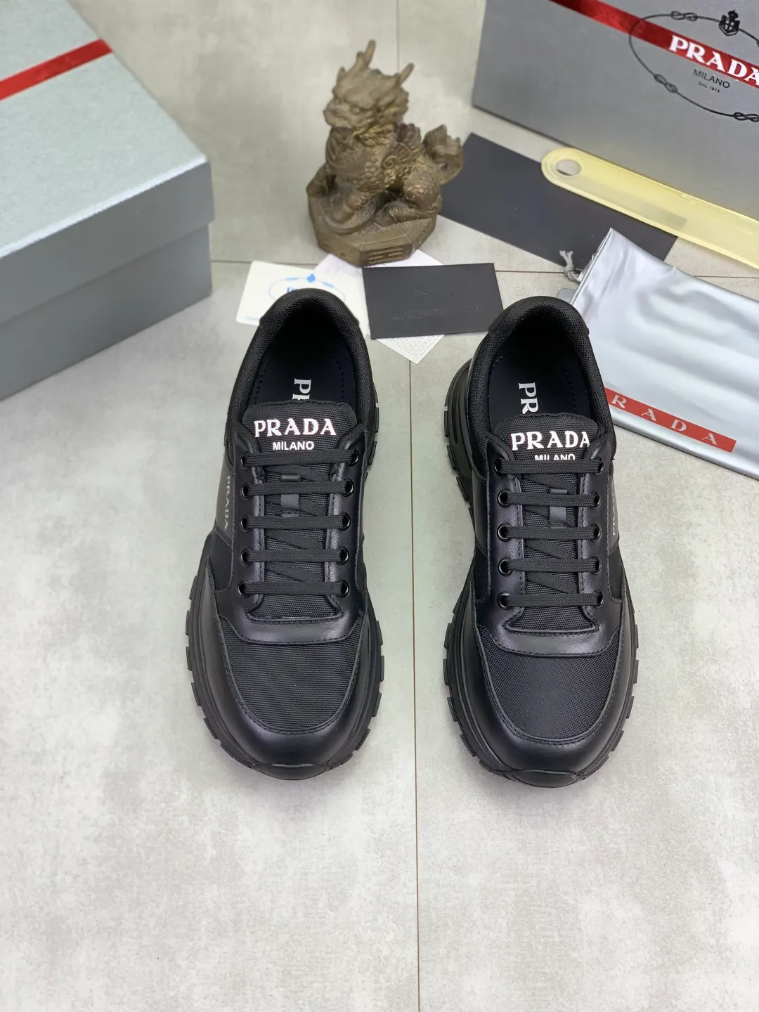 Men's men's shoes P560💰 [Real Price] Popular models are on the official website, 🆘 Trendy brand (Prada) mainly promotes popular models, avant-garde and versatile fashionable men's shoes private version mold opening, cowhide surface splicing 1:1.. Stylish and simple, original imported cowhide lining cowhide feet; the atmosphere and personality are more fashionable, eye-catching and pursuing class. It will subvert the old ideas and be a must-have for fashionistas who want to spend time with you! Must keep it! Tall and comfortable, large and low, high-end quality workmanship. Code number: 38-44 (45 customized) 2️⃣ optional.